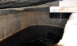 Nước màu đỏ nâu bên trong quan tài 2.000 tuổi mới được mở nắp ở Ai Cập (Ảnh: Luxor Times) 