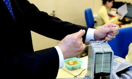 Thống đốc Ngân hàng Nhà nước đã ra chỉ thị không nâng chỉ tiêu tăng tín dụng cho hầu hết các thành viên nửa cuối 2018. Theo đó, tăng trưởng tín dụng cả năm dự kiến sẽ thấp hơn nhiều so với trù tính khoảng 17% đưa ra đầu năm - Ảnh: Quang Phúc.