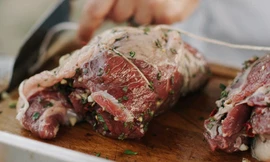 Để thịt ra ngoài một khoảng thời gian trước khi chế biến.