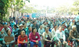 Ông Trần Tấn Ngời, Phó Chủ tịch Ủy ban MTTQ Việt Nam TPHCM trao quà đến tay người dân