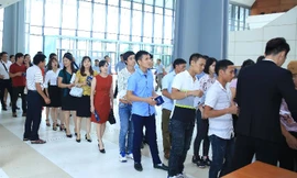 Dòng người chen chân chứng kiến “Vua Bồn nước”