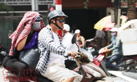 Người Hà Nội vật vã dưới nắng nóng gần 40 độ C