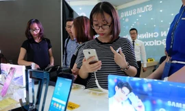 Khách hàng trải nghiệm Samsung Galaxy J7 Pro tại Thế Giới Di Động