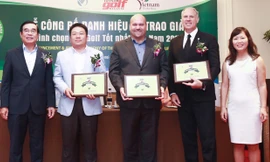 Ông Mark Reeves (Thứ hai từ phải sang) Giám đốc khối Kinh doanh Gôn Tập đoàn BRG nhận giải thưởng “Best Tourism Attractiveness Course 2017 – Sân gôn Thu hút Khách Du lịch Nhất năm 2017” dành cho BRG Đà Nẵng Golf Resort