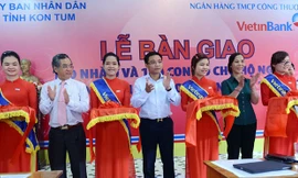 Chủ tịch HĐQT VietinBank Nguyễn Văn Thắng cùng lãnh đạo tỉnh Kon Tum cắt băng khánh thành và bàn giao các công trình an sinh xã hội tại địa phương