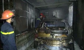 Ôtô bị thiêu rụi. Ảnh: Lam Sơn.