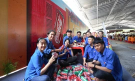 Các bạn trẻ với màu áo xanh nhiệt huyết cùng nhau làm ra những sản phẩm tái chế độc đáo, háo hức trình làng và truyền tải những thông điệp bảo vệ môi trường ý nghĩa.