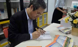 Kỹ sư Nguyễn Đức Khánh – con trai của cố đại tá Nguyễn Đức Khuông – ký tặng tặng sách “Hàng không dân dụng, Sân bay và Cảng hàng không" cho trường Kent