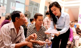 Bà Huỳnh Thị Lan Phương, Phó Tổng giám đốc Cty TNHH Xử lý chất thải Việt Nam trao tặng quà cho bà con