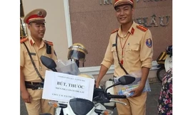 CSGT TP Bà Rịa tặng bút, thước cho thí sinh dự thi THPT Quốc Gia. Ảnh: Bà Rịa Youth.