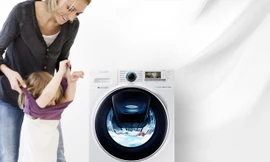 Bé sẽ thoải mái vui chơi, không ngại đồ bị dơ khi gia đình sở hữu một chiếc máy giặt tốt
