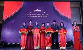Bà Vũ Thanh Hòa - Giám đốc công ty, Á hậu Hoàng Anh và ông Shahram Salami (đại diện Đại sứ quán Iran) cùng cắt băng ra mắt thương hiệu Saffron Việt Nam.