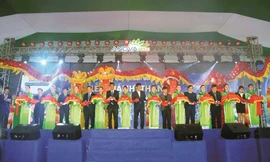 Ông Bùi Thành Nhơn – Chủ tịch Tập đoàn Nova cùng Ban lãnh đạo và Khách mời cắt băng khánh thành Nhà máy Anova Feed – Hưng Yên