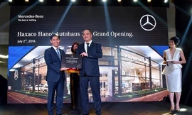 Ông Choi Duk Jun, Giám đốc điều hành Xe du lịch Mercedes-Benz Việt Nam (trái) trao bằng chứng nhận cho Haxaco Hà Nội