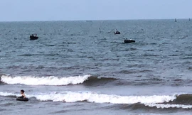 Chiều xuống, ngư dân chèo thuyền nan ra biển đánh mẻ mực đầu tiên trong đêm