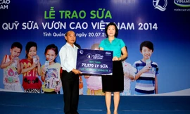 Bà Bùi Thị Hương – Giám Đốc Đối Ngoại Vinamilk trao bảng sữa tượng trưng 72.270 ly sữa của Quỹ sữa Vươn Cao Việt Nam cho trẻ em tỉnh Quảng Trị