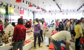 Khung cảnh đông đúc tại cửa hàng Juno trong đợt khuyến mãi 8/3 của hãng