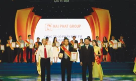 Ông Đỗ Quý Hải – Chủ tịch HĐQT Hải Phát Group lên nhận giải Sao vàng doanh nhân Đất Việt 2018
