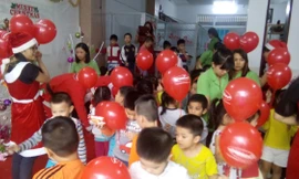 Bibica tặng 32.000 phần quà cho các em nhỏ khó khăn dịp Noel