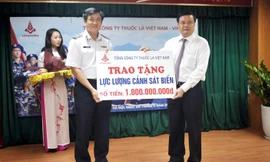 Vinataba tặng 1 tỷ đồng cho cảnh sát biển Việt Nam
