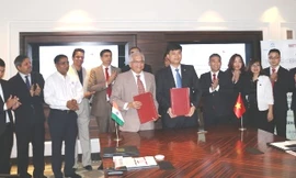 Ông Ajay M. Ponkshe - Giám Đốc Tài Chính của Tata International và ông Phạm Toàn Vượng - Phó Tổng Giám đốc Agribank ký kết Thoả thuận hợp tác