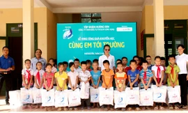 Hàng nghìn phần quà đồng hành cùng em tới trường