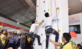 Nam MC trổ tài chinh phục vách núi thạch cao cùng khán giả.