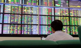 Vn-Index bất ngờ vượt 'mốc tâm lý' 990 điểm