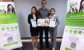 Đội tuyển Energy Loop (gồm sinh viên Nguyễn Thị Thanh - bên trái và Đoàn Thị Thu Hà - bên phải) giành chức Vô địch cuộc thi