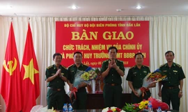 Thiếu tướng Hoàng Đăng Nhiễu tặng hoa và chúc mừng các đồng chí mới bổ nhiệm. Ảnh Daklak.gov.vn