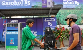Xăng E5 sẽ thay thế hoàn toàn xăng khoáng RON 92 từ đầu năm 2018 tới. 