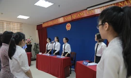 Sinh viên Duy Tân tham gia một buổi học mô phỏng “Phiên tòa giả định”