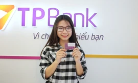 Mai Phương Thảo - sinh viên khoa Ngân hàng khoe chiếc thẻ ATM vừa mới nhận từ LiveBank