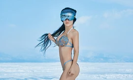 "Mỹ nhân không tuổi" tạo dáng trên mặt hồ Baika đóng băng