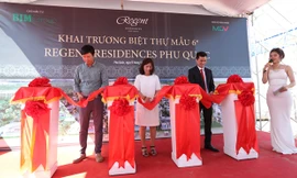 Đại diện chủ đầu tư, khách hàng cùng đơn vị phân phối độc quyền MGV cắt băng khánh thành biệt thự mẫu Regent Residences Phu Quoc