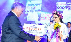 Ông Đào Ngọc Thanh - Chủ tịch Quỹ CSC - Chủ tịch HĐTV Cotana Group trao phần thưởng cho người chiến thắng Vũ Thị Hồng Nhung.