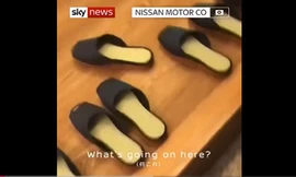 Sửng sốt nhìn dép thông minh tự xếp thẳng hàng ở Nhật