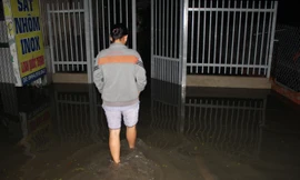 Nhà dân bị cô lập trong biển nước