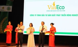 Đại diện VinEco nhận chứng nhận “Thương hiệu Vàng nông nghiệp Việt Nam”.