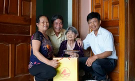 Mẹ Nguyễn Thị Hiên… (ảnh này dùng làm ảnh bìa): Ông Nguyễn Thái Tường - Phó Bí thư thường trực đảng ủy Tập đoàn Cienco4 thay mặt tập đoàn thăm mẹ Nguyễn Thị Hiên ở xã Xuân Lâm, Nam Đàn, Nghệ An 