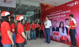 Ông Huỳnh Bửu Quang – Tổng Giám đốc Maritime Bank phát biểu và động viên tinh thần cán bộ nhân viên Ngân hàng trong Lễ ra quân chương trình “Chọn Maritime Bank hôm nay, Ngàn ưu đãi mỗi ngày” tại đầu cầu Tp.HCM