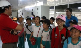 Ông Lương Công Lợi - Giám đốc Nhà máy tinh luyện dầu cá Ranee thuyết trình cho các bạn học sinh hiểu hơn về công nghệ tinh luyện dầu cá