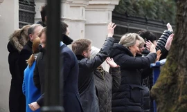 Bị trục xuất, nhân viên ngoại giao Nga đồng loạt rời London