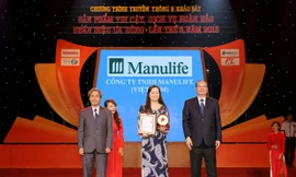 Bà Bùi Thị Kim Quy - Giám đốc phụ trách Khối Tiếp thị và Truyền thông đại điện Manulife Việt Nam nhận Huy chương vàng "Sản phẩm tin cậy 2015"