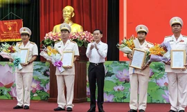 Chủ tịch UBND TP Cần Thơ Võ Thành Thống trao quyết định của Bộ trưởng Bộ Công an cho các đồng chí trong Ban Giám đốc, Công an TP Cần Thơ. Ảnh báo Cần Thơ