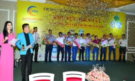 Ông Đặng Nguyên Phục cùng 9 NPP các tỉnh khu vực Miền Tây nâng ly mừng hội nghị.