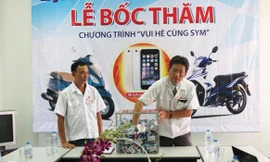 Ông Peng Wen Cheng – Giám đốc nhà máy Đại diện công ty VMEP bốc lá thăm đầu tiên