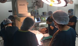 Lần đầu tiên thay van tim qua động mạch cảnh chung trái thành công tại Việt Nam