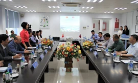 Đoàn đại biểu Lào thăm và làm việc tại nhà máy sữa của Vinamilk