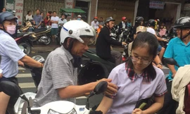 Thi vào lớp 10 là cuộc đua cực kỳ căng thẳng của học sinh ở TPHCM (Trong ảnh: Học sinh tham dự kỳ tuyển sinh vào lớp 10 năm 2018)